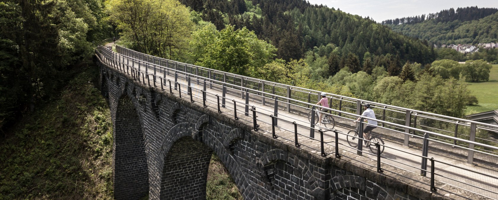 Radtour über Viadukt bei Daun am Maare-Mosel-Radweg, © Eifel Tourismus GmbH, D. Ketz