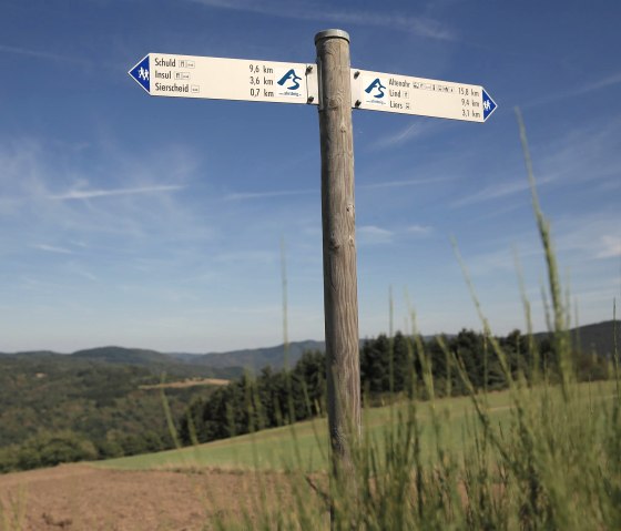 Wegweiser AhrSteig bei Sierscheid, © TI Hocheifel-Nürburgring, Michael Sänger