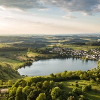 Sonnenaufgang Schalkenmehrener Maar in der Eifel, © Eifel Tourismus GmbH, D. Ketz