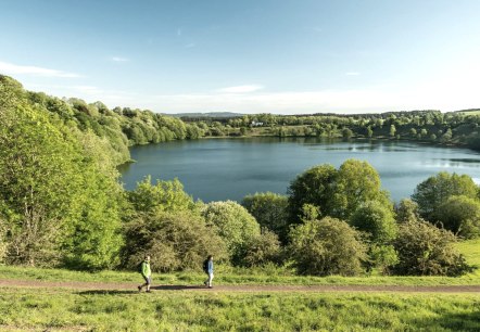 Wanderer am Weinfelder Maar in der Eifel, © Eifel Tourismus GmbH, D. Ketz