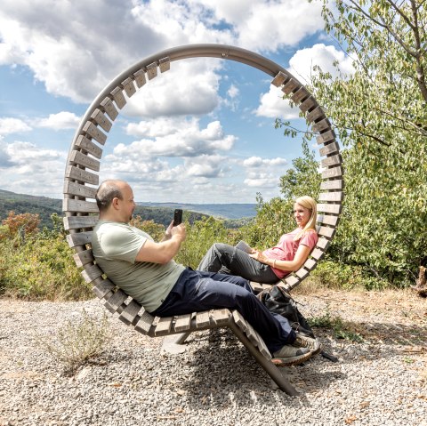 Nimm Platz im Eifel-Loop auf dem Meuchekberg, © Eifel Tourismus GmbH, AR-shapefruitAG