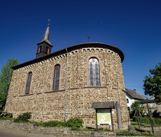 Kirche in Herresbach und Startpunkt des Weges, © Laura Rinneburger