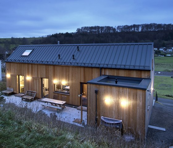 Rückansicht Haus Terrasse Abends, © ATTIA FOTOGRAFIE