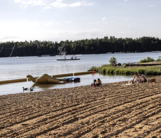 Dürener Seenrunde, unterwegs lockt die Pause am Badesee Gürzenich, © Eifel Tourismus GmbH, Tobias Vollmer