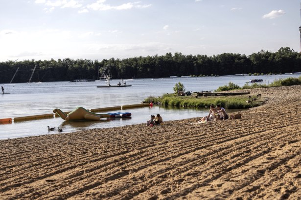 Dürener Seenrunde, unterwegs lockt die Pause am Badesee Gürzenich, © Eifel Tourismus GmbH, Tobias Vollmer