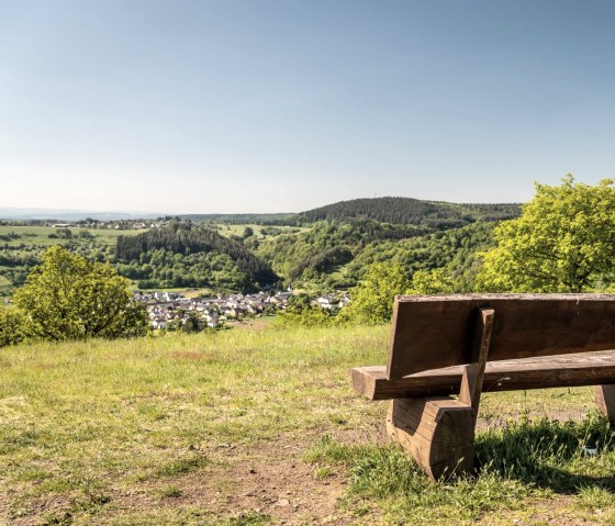 Bank am Meerfelder Maar, © GesundLand Vulkaneifel/Dominik Ketz