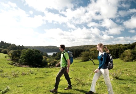 Auf den Wanderwegen Eifel mitten in der Natur wandern, wie hier am Pulvermaar., © Eifel Tourismus GmbH/D. Ketz