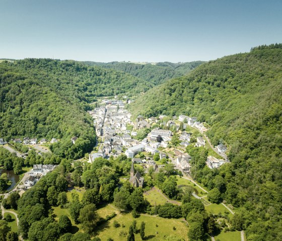 Blick auf Bad Bertrich, umgeben von Eifel-Wäldern, © Eifel Tourismus GmbH, Joshua Motzny