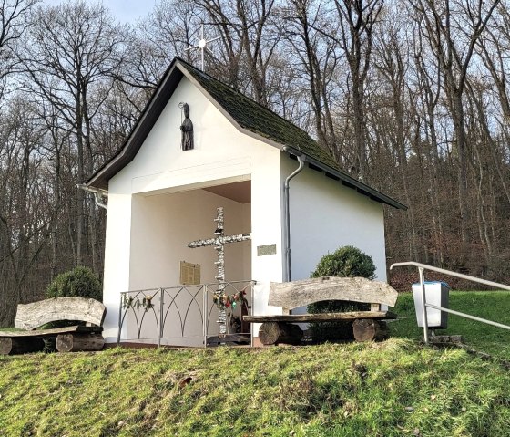 Nikolauskapelle mit Sitzbänken, © Tourist-Information Wittlich Stadt & Land