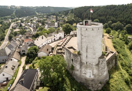 Burg Reifferscheid in der Eifel liegt am Wanderweg Burgenroute. Der Turm ist auch ein schöner Aussichtspunkt., © Eifel Tourismus GmbH - D. Ketz