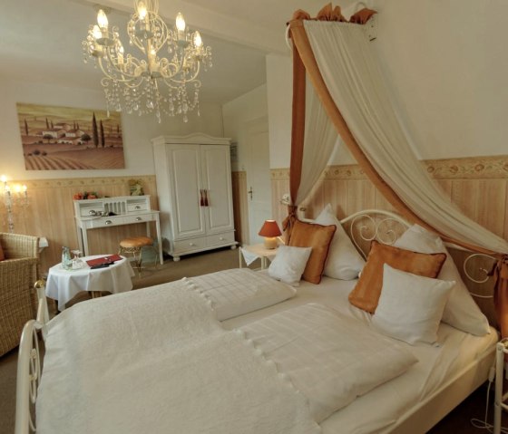 Romantik-Doppelzimmer-, © Nordeifel Tourismus GmbH & Burghaus und Villa Kronenburg