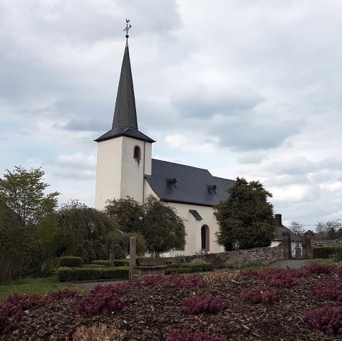 Blick auf die Kirche aus dem Pfarrgarten, © Tourist Information Wittlich Stadt & Land