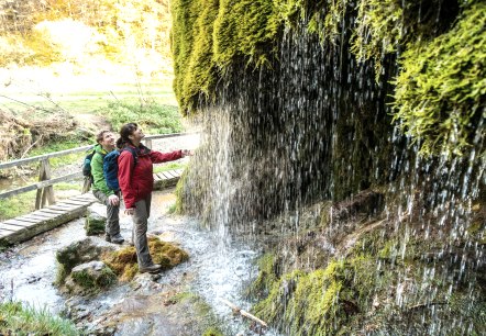 Erfrischung am Wasserfall Dreimühlen am Eifelsteig, © Eifel Tourismus GmbH, D. Ketz