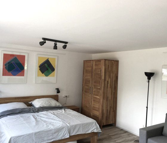 großes Doppelbett im Wohn-/Schlafraum, © Kunststiftung Bernhard Müller-Feyen