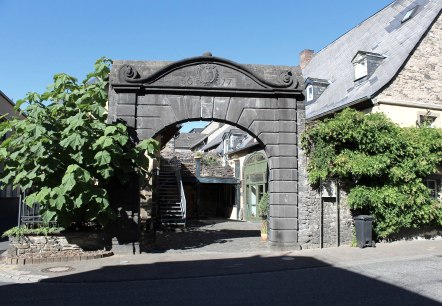 Burgtor Nickenich im Sommer, © VG Pellenz/Manea