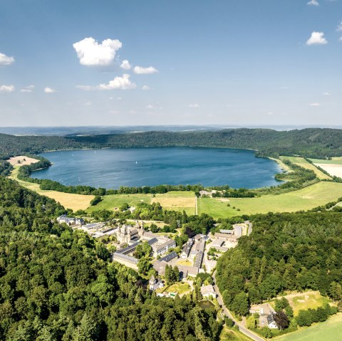 Laacher See mit Abtei Maria Laach, © Eifel Tourismus GmbH, Dominik Ketz