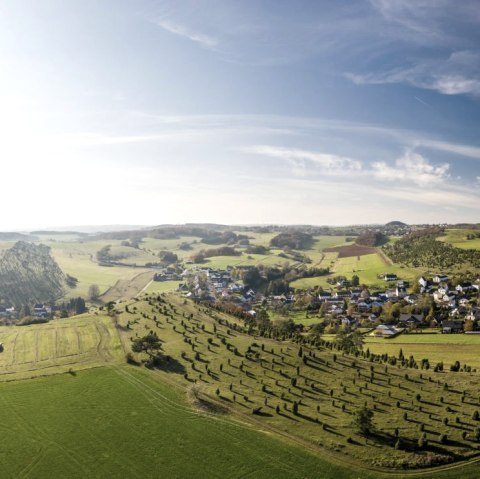 Blick auf den Kalvarienberg und Alendorf an Eifelsteig-Etappe 7, © Eifel Tourismus GmbH, D. Ketz