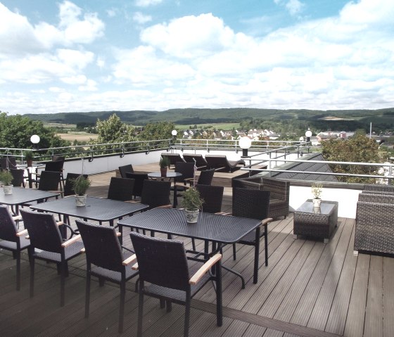 Terrasse mit Sicht auf das Wittlicher Tal, © Hotel Vulcano Lindenhof GmbH & Co. KG
