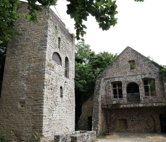 Die Ruine der Prümerburg oberhalb von Prümzurlay, © Felsenland Südeifel Tourismus GmbH