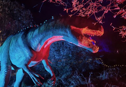 Allosaurus in magischem Licht, © Dinosaurierpark Teufelsschlucht, Foto Elke Wagner