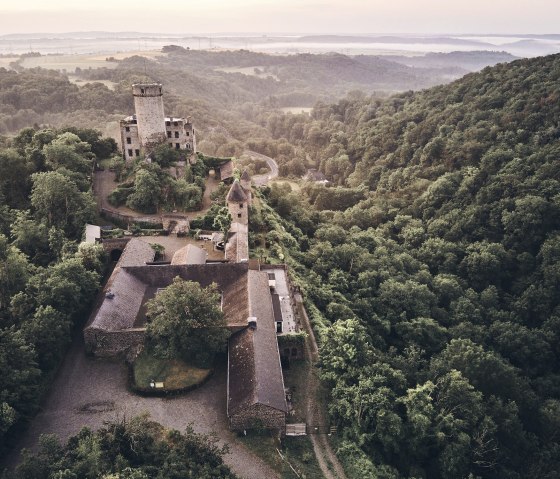 Sonnenaufgang Burg Pyrmont, © Schieferland Kaisersesch, Marco Rothbrust