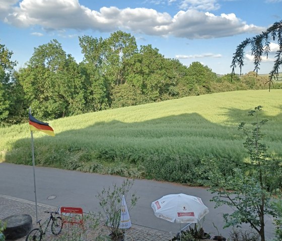 kleine Sitzgruppe vor dem Haus