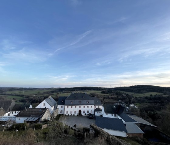 Panorama-, © Nordeifel Tourismus GmbH & Burghaus und Villa Kronenburg