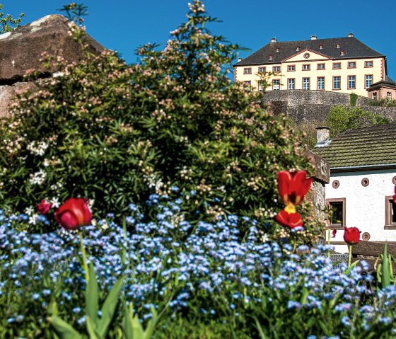 Blick auf Schloss Malberg und das Hopfenhaus von der Tellstraße in Malberg, © Tourist-Information Bitburger Land_Monika Mayer