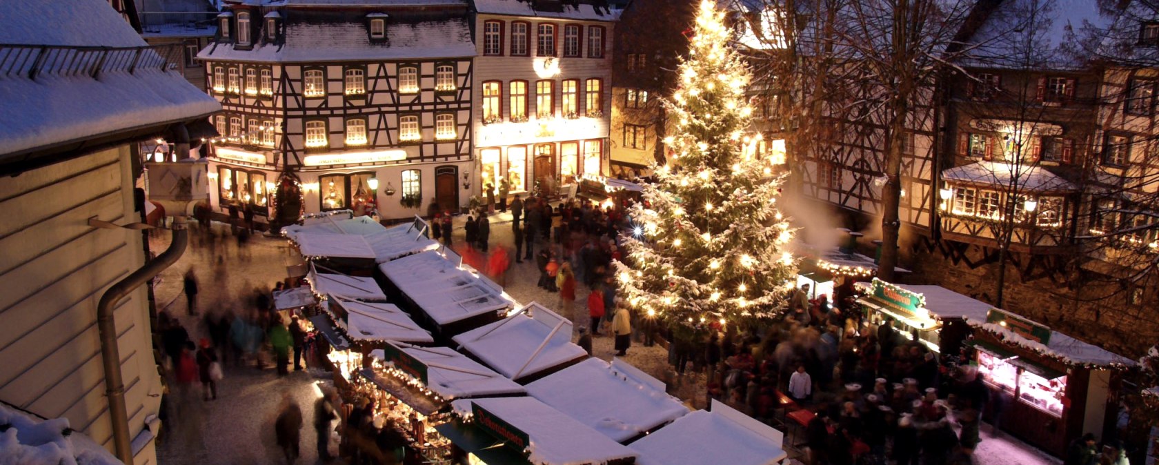 Weihnachten Eifel: Der Weihnachtsmarkt in der Fachwerkstadt Monschau lockt an den Adventswochenenden., © Tourist-Information Monschau