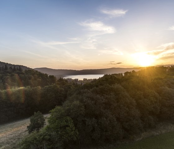 Sonnenaufgang über dem Laacher See, © Kappest/Vulkanregion Laacher See