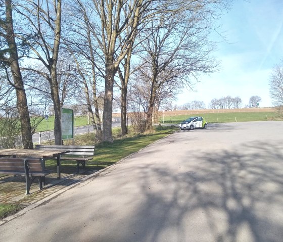 Wandelaars parkeerplaats Sovjet oorlogskerkhof, © Rursee-Touristik GmbH