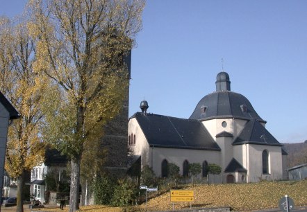 Pronsfeld Dorfplatz Bäckerei und kath.i Kirche, © Tourist-Information Prümer Land