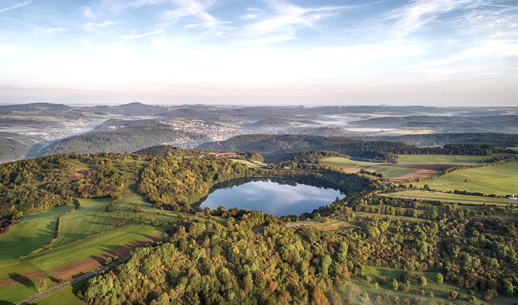 Weinfelder Maar mit Herbstnebel, © Eifel Tourismus GmbH