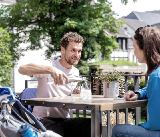 Pauze op het terras bij Café en Bar Marielle, © Eifel Tourismus GmbH, AR - shapefruit AG