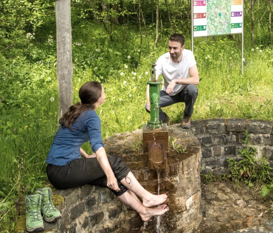 Erfrische die Füße am Demerather Drees am Vulcano-Pfad, © Eifel Tourismus GmbH, D. Ketz