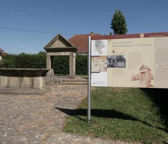 Monument in Ernzen in de straten van de Romeinen, © Felsenland Südeifel Tourismus GmbH