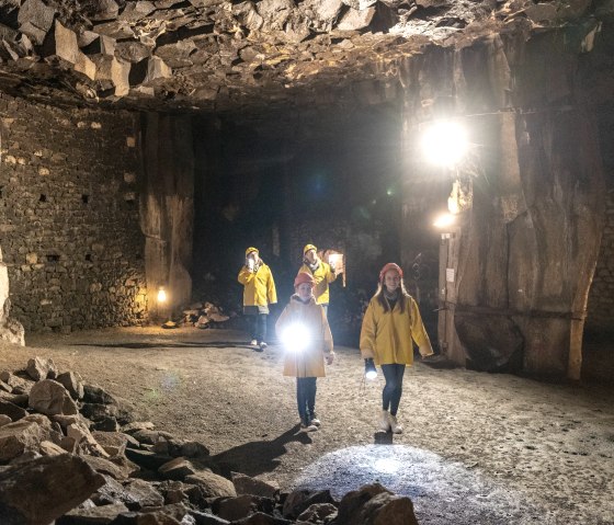 Mit Taschenlampe unterwegs im Lavakeller Mendig, © Eifel Tourismus GmbH, D. Ketz