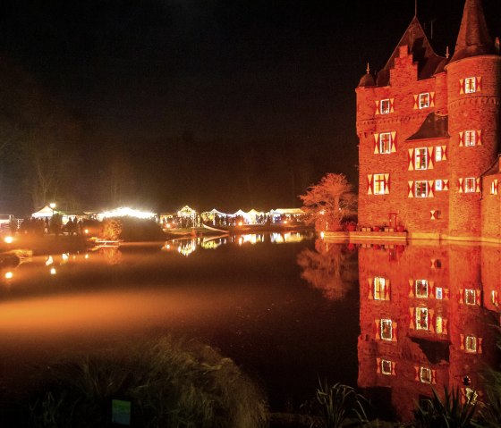 Burg Satzvey zur Weihnachtszeit, © Mike Goehre