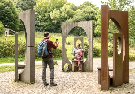 Künstlerisch gestalteter Rastplatz an der römischen Taverne Nettersheim, © Eifel Tourismus GmbH, Dominik Ketz