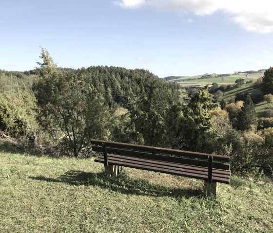 Ruhebank mit Aussicht über die Schönecker Schweiz, © Eifel Tourismus GmbH