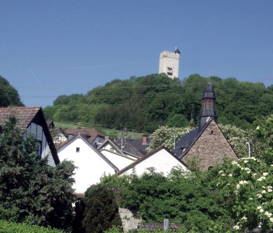 Dorfkapelle und Burg Olbrück im Hintergrund