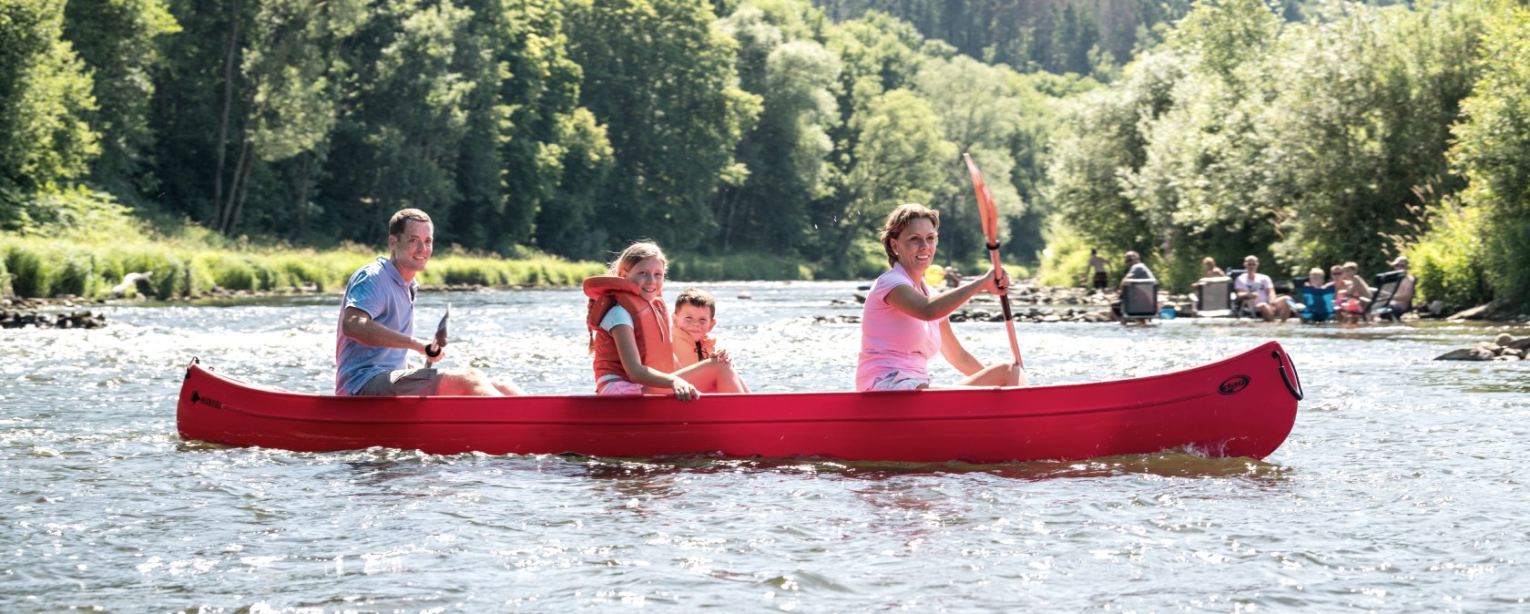 Kanufahrt in der Eifel, Familie auf der Sauer, © Felsenland Südeifel, Dominik Ketz