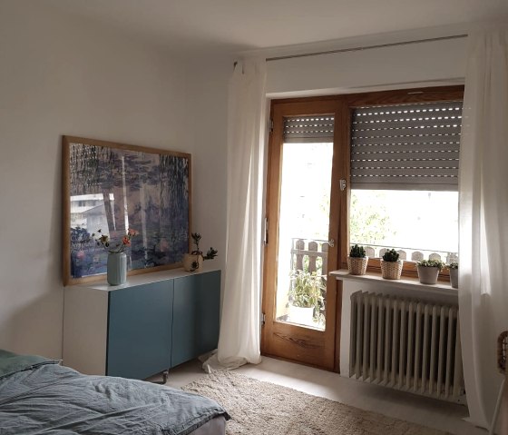 Schlafzimmer mit Ausgang zum Balkon