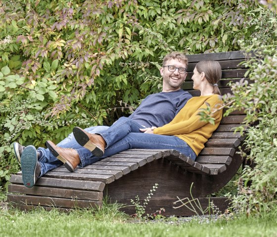 Relaxbänke im Kurpark, © Rheinland-Pfalz Tourismus/Florian Trykowski