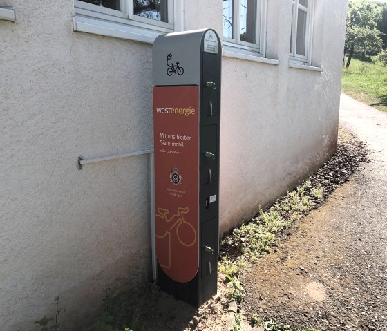 Borne de recharge près du restaurant du monastère, © GesundLand Vulkaneifel GmbH