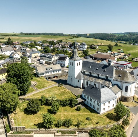 Blick auf Bleialf mit Pfarrkirche, © ET-2023-060-Pfarrkirche Sankt Marien, Bleialf-©Eifel Tourismus GmbH, Dominik Ketz.jpg