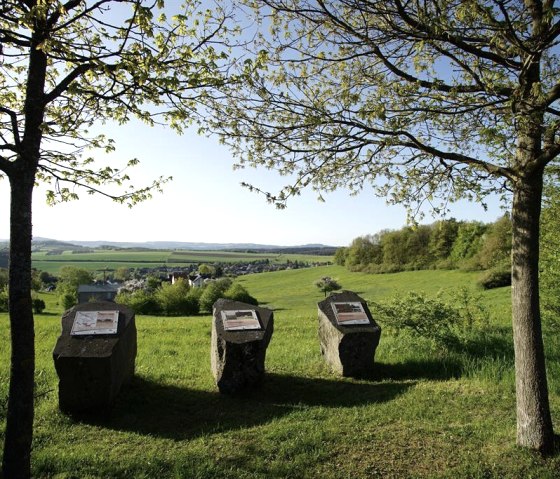 Vulkanparkinfotafeln mit Blick auf Boos, © Foto: Laura Rinneburger, Quelle: Touristik-Büro Vordereifel