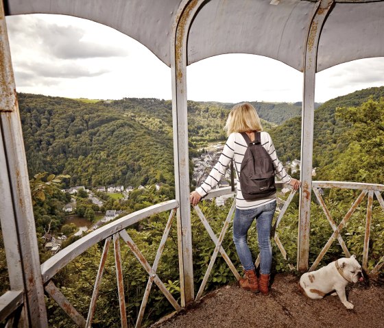 Ausblick vom Hohenzollernturm auf Bad Bertrich im Talkessel., © GesundLand Vulkaneifel/Marco Rothbrust