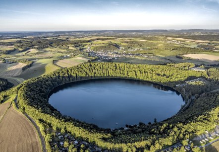 Blick auf das fast kreisrunde Pulvermaar, © Eifel Tourismus GmbH