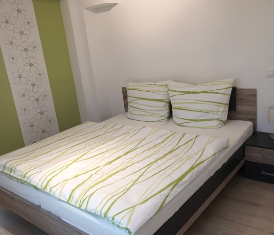 Schlafzimmer Doppelbett, © Ferienwohnung Eifelzeiten,Gossen